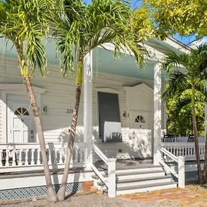 marys-backyard-key-west.hotels-in-key-west.com/